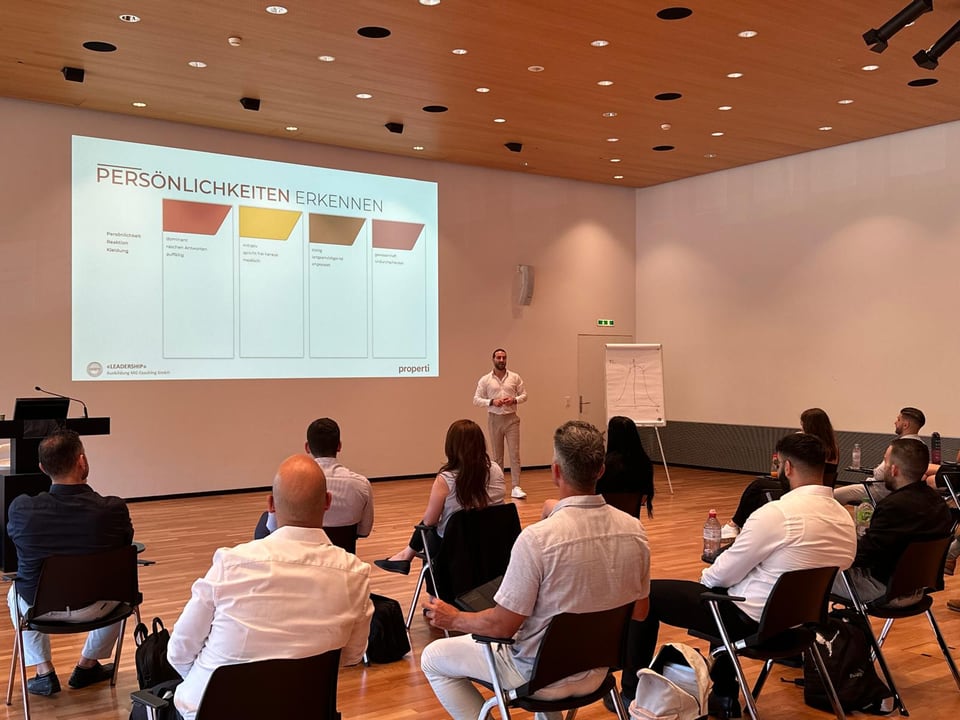 Dardan Ibri bei einer Präsentation vor einer Gruppe